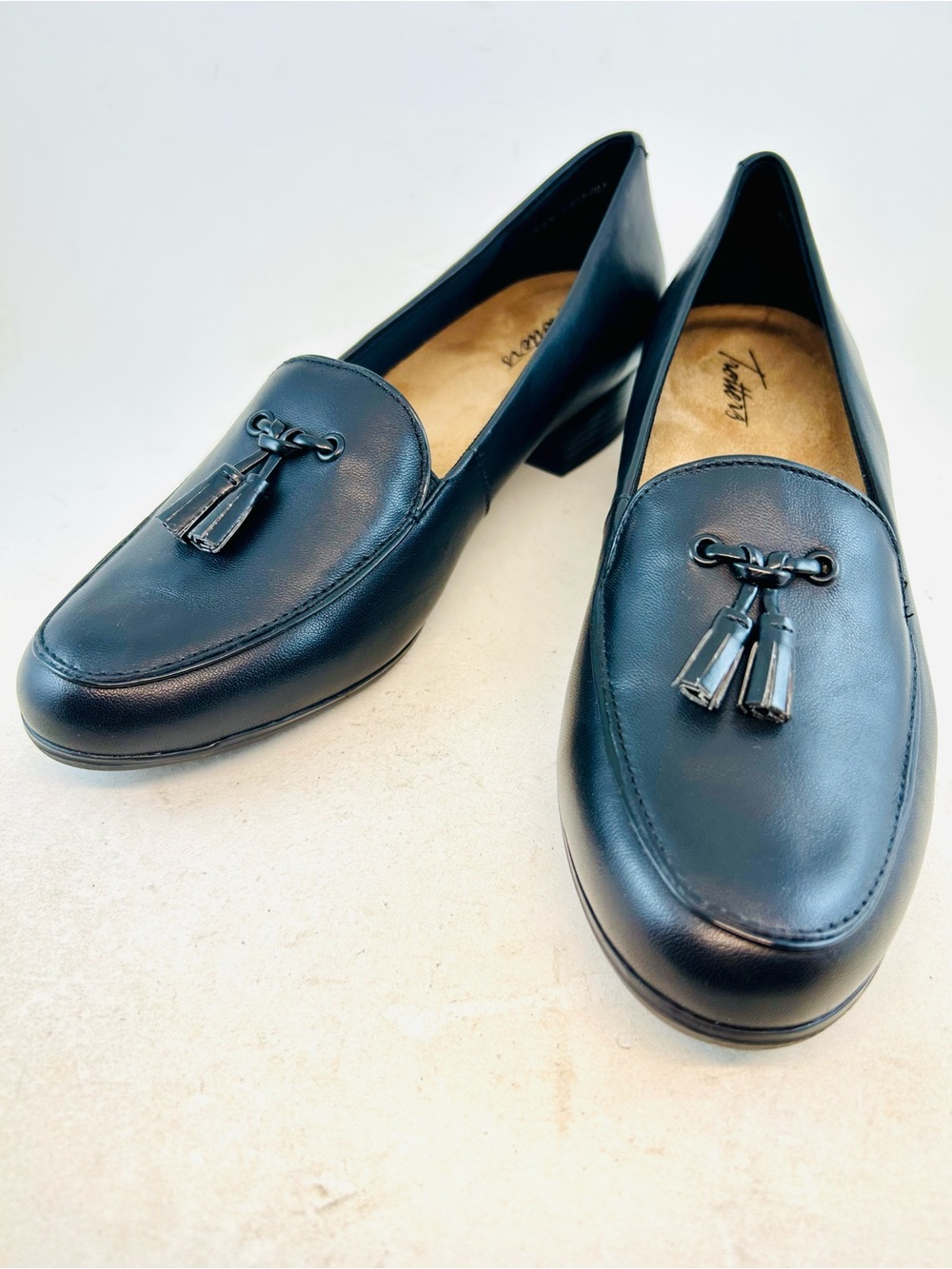 Trotters Black Leather Liz Old Money Preppy Tasseled Loafers, size 8.5 NARROW